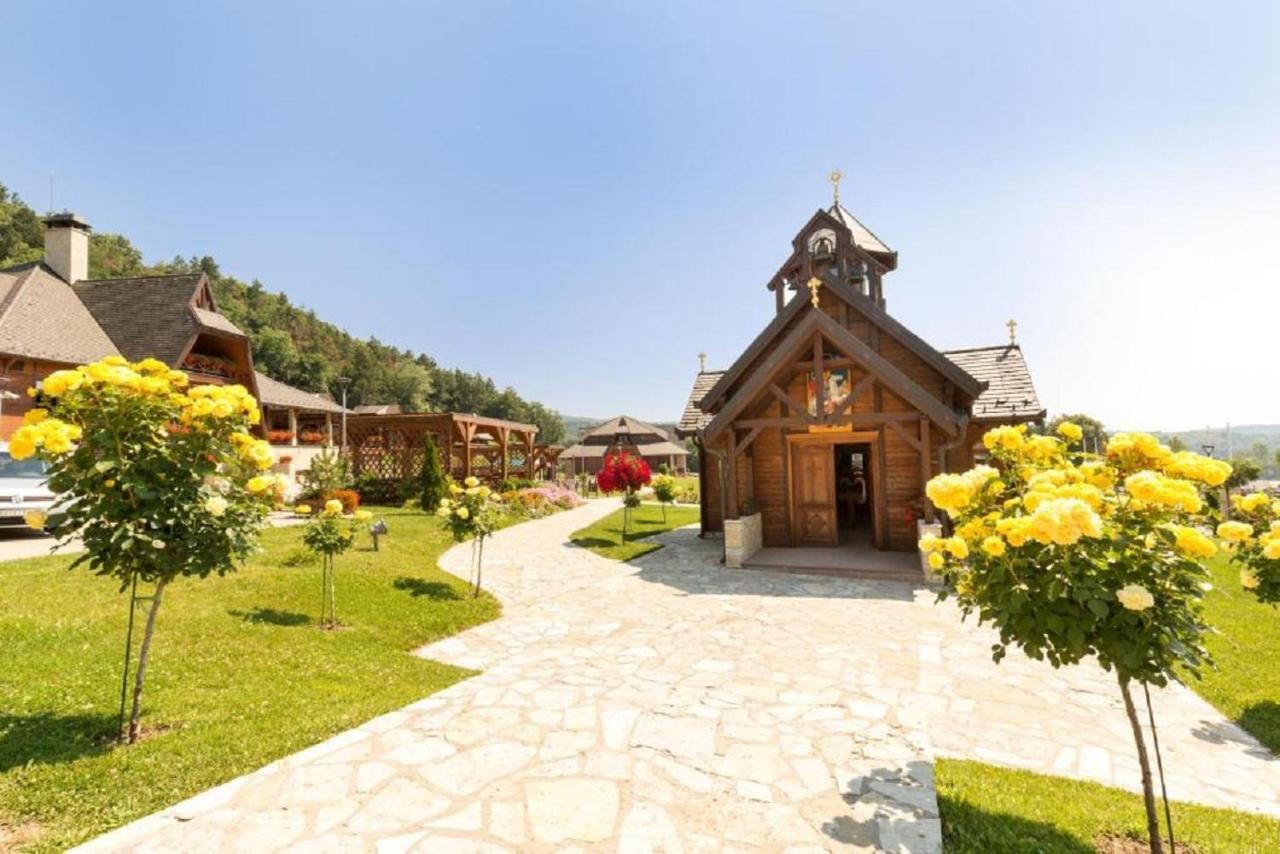 Etno Naselje Vrdnicka Kula Hotel Vrdnik Exterior foto